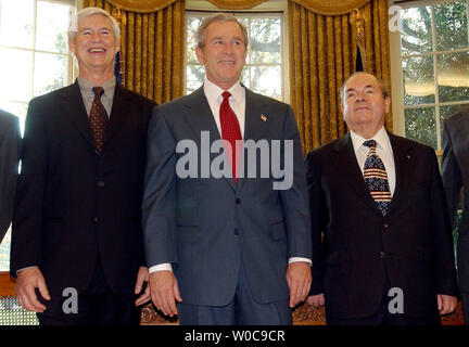 President George W. Bush, center, poses for a photo op with 2003 Nobel Prize winners in the Oval Office of the White House on November 17, 2003. From left to right are Robert F. Engle (winner in Economic Sciences), President Bush, and Alexei A. Abrikosov (winner in Physics).    (UPI Photo/Roger L. Wollenberg) Stock Photo