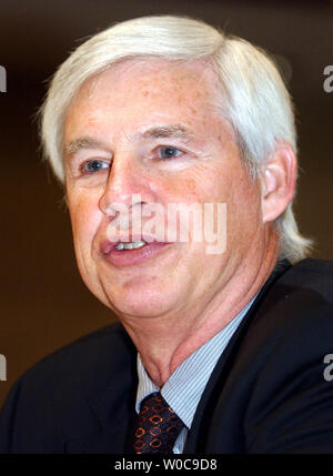 Robert Engle of New York University, the 2003 Nobel Prize winner in Economic Sciences during a press pen and pad on November 17, 2003 in Washington.  Mr.Engle won the award for his work in methods of analyzing economic time series with time-varying volatility.       (UPI Photo/Michael Kleinfeld) Stock Photo