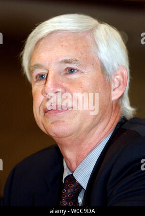 Robert Engle of New York University, the 2003 Nobel Prize winner in Economic Sciences during a press pen and pad on November 17, 2003 in Washington.  Mr.Engle won the award for his work in methods of analyzing economic time series with time-varying volatility.       (UPI Photo/Michael Kleinfeld) Stock Photo