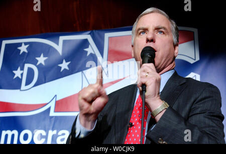 Chairman of the DNC, Howard Dean addresses a crowd at his first fundraiser on March 23, 2005 in Washington.  Dean said that Repubicans did not speak for all Americans and attacked their stance on Social Security, Health Care and the war in Iraq. (UPI Photo/Michael Kleinfeld) Stock Photo
