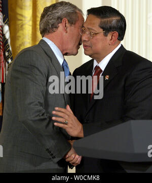 U.S. President George W. Bush shakes hands with Indonesia's President Susilo Bambang Yudhoyono, right, during a ceremony marking Asian Pacific American Heritage Month on May 25, 2005, in the East Room of the White House.   (UPI Photo/Kevin Dietsch) Stock Photo