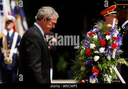 President George W. Bush participates in a Memorial Day ceremony at the Tomb of the Unknowns, on May 30, 2005 in Arlington National Cemetery.  This year, members of the armed services paid special tribute to those who have died in Iraq and Afghanistan. (UPI Photo/Michael Kleinfeld) Stock Photo