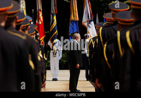President George W. Bush participates in a Memorial Day ceremony at the Tomb of the Unknowns, on May 30, 2005 in Arlington National Cemetery.  This year, members of the armed services paid special tribute to those who have died in Iraq and Afghanistan. (UPI Photo/Michael Kleinfeld) Stock Photo