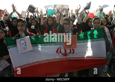 Supporters of Iranian reformist and presidential candidate, Mostafa Moin, poses in front of Tehran's Azadi (Freedom) tower, on May 31, 2005. Hundreds of reformists started a human chain from the area around the tower in the west of the Iranian capital. The move, part of Moin's electoral campaign, was entitled 'Guarding Freedom'. (UPI Photo/Mohammad Rezaei) Stock Photo