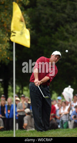 American team member Phil Mickelson chips for the green on the 18th hole during the fifth round of the 2005 President's Cup at the Robert Trent Jones Golf Club in Gainesville, VA, on Sept. 25, 2005. The American team defeated the International team 18.5 to 15.5. (UPI Photo/Kevin Dietsch) Stock Photo