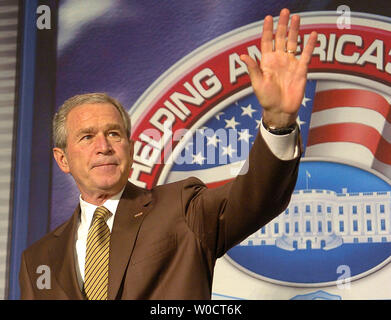 US President George W. Bush waves as he departs the White House Conference on Helping America's Youth, October 27, 2005 at Howard University in Washington.  Earlier Bush accepted Harriet Miers' decision to withdraw her Supreme Court nomination.     (UPI photo/Mike Theiler) Stock Photo