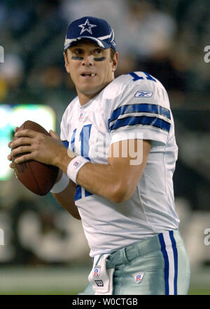 Dallas Cowboys' quarterback Drew Bledsoe warms-up prior to the start of the Cowboys’ game against the Philadelphia Eagles, at Lincoln Financial Field in Philadelphia, PA on November, 14 2005. (UPI Photo/Kevin Dietsch) Stock Photo