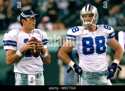 Dallas Cowboys' quarterback Drew Bledsoe (L) and tightened Brett Pierce warm-up prior to the start of the Cowboys’ game against the Philadelphia Eagles, at Lincoln Financial Field in Philadelphia, PA on November, 14 2005. (UPI Photo/Kevin Dietsch) Stock Photo