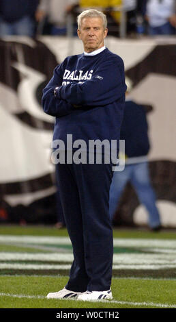Dallas Cowboys' head coach Bill Parcells on the sideline against the Philadelphia Eagles during the third quarter at Lincoln Financial Field in Philadelphia, PA on November, 14 2005. The Cowboys defeated the Eagles 21-20, causing the Eagles to fall below .500 and pushing them further away in the playoff race.(UPI Photo/Kevin Dietsch) Stock Photo