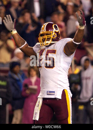 Washington Redskins Mike Sellers (45) celebrates after scoring his