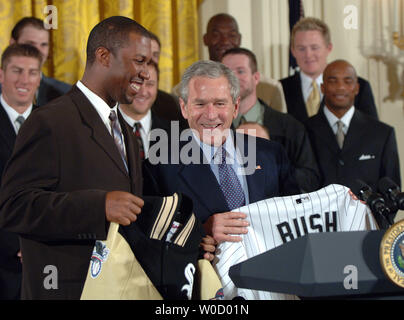 Jermaine dye white sox hi-res stock photography and images - Alamy