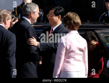U.S. President George W. Bush (L) welcomes Chinese President Hu Jintao (C), while First Lady Laura Bush watches on, during a South Lawn Arrival Ceremony at the White House on April 20, 2006.   (UPI Photo/Kevin Dietsch) Stock Photo