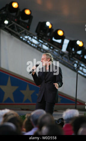 Singer Michael Bolton performs at a dress rehearsal of the 'A Capitol Fourth' concert in front of the Capitol in Washington on July 3, 2006. The main event on July 4 will feature the honoring of music legend Stevie Wonder with the National Artistic Achievement Award.  (UPI Photo/Eduardo Sverdlin) Stock Photo
