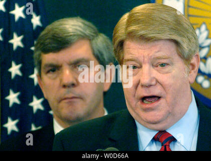 Chairman of the Task Force on Presidential Signing Statements and the Separation of Powers Doctrine Neal Sonnett speaks on the legality of Presidential signing statements, at a press conference in Washington on July 24, 2006. Sonnett was joined by American Bar Association President Michael Greco. (UPI Photo/Kevin Dietsch) Stock Photo