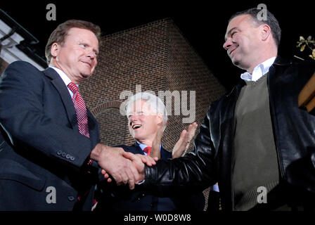 Virginia Democratic Senate candidate Jim Webb (L) shakes hands with Virginia Governor Tim Kaine, while former President Bill Clinton watches on, at a campaign rally in Alexandria, Virginia on November 6, 2006. (UPI Photo/Kevin Dietsch) Stock Photo