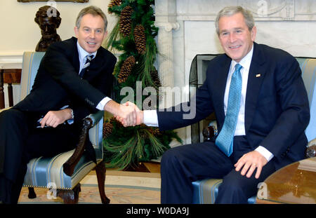 U.S. President George W. Bush (R) meets with British Prime Minister Tony Blair in the Oval Office of The White House, in Washington on December 7, 2006.  (UPI Photo/Kevin Dietsch) Stock Photo