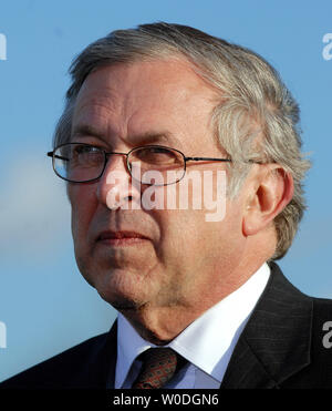 Virginia Tech president Charles Steger addresses the first session of ...