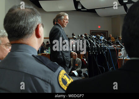 Virginia Tech president Charles Steger addresses the first session of ...