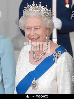 Britain's Queen Elizabeth II arrives for a State Dinner on the North Portico of the White House on May 7, 2007.   (UPI Photo/Roger L. Wollenberg) Stock Photo