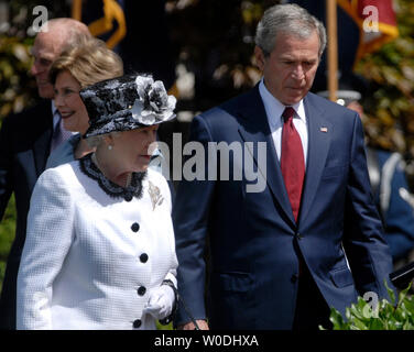 Britain's Queen Elizabeth II walks alongside U.S. President George W. Bush during an arrival ceremony at The White House, in Washington on May 7, 2007.The Queen is on the final leg of her six day visit to America. (UPI Photo/Kevin Dietsch) Stock Photo