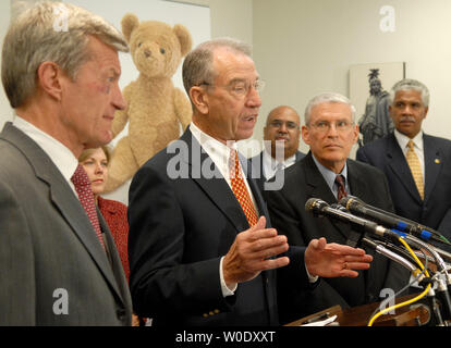 Sen. Chuck Grassley (R-IA) (2nd-L) speaks alongside Sen. Max Baucus (D-MT) (L), Ron Pollack, director of Families USA (2nd-R) and Hilary O. Shelton, Director of the NAACP Washington, DC Chapter (R) at a press conference on the SCHIP (State Children's Health Insurance Program) Reauthorization Bill in Washington on September 24, 2007. SCHIP is a national insurance program designed for families who earn too much money to qualify for Medicaid but can not afford private insurance. Under new legislation an increase in the national tobacco tax would aid in funding SCHIP. (UPI Photo/Kevin Dietsch) Stock Photo
