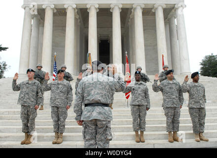 Army Vice Chief of Staff Gen. Richard Cody swears in a group of re-enlisting soldiers at a ceremony on the steps of the Jefferson Memorial in Washington on October 2007. The ceremony was held to demonstrate completion of this fiscal year's Army recruiting mission to induct more than 80,000 new active-duty soldiers. (UPI Photo/Kevin Dietsch) Stock Photo