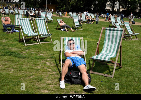 London, UK. 27th June, 2019. UK Weather - Londoners and tourists enjoy the warm temperatures and sunshine in Green Park during lunchtime. The forecast is for temperatures above 30C on Saturday. Credit: Stephen Chung/Alamy Live News Stock Photo