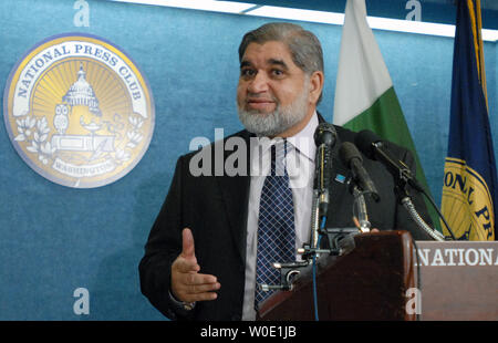 Prime Minister, Raja Pervez Asharaf exchanges views Sheikh Waqas Akram,  Minister for Professional and Technical Training during meeting at PM House  in Islamabad on Friday, November 02, 2012 Stock Photo - Alamy
