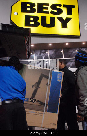 Best Buy employees of Alexandria, Virginia help a shopper load a 50' plasma TV into a car in Alexandria, Virginia just after the store's 5:00 AM opening for special early-bird shopping discounts on Black Friday, November 23, 2007.  (UPI Photo/Alexis C. Glenn) Stock Photo