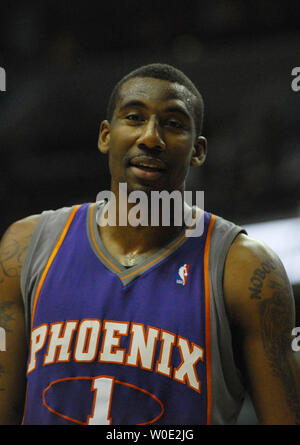 Phoenix Suns Amare Stoudemire talks with a fan between plays against Washington Wizards at the Verizon Center in Washington on December 7, 2007. (UPI Photo/Alexis C. Glenn) Stock Photo