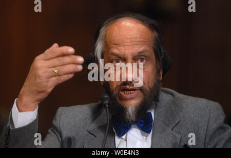 Rajenda Pachauri, chairman of the United Nation's Intergovernmental Panel on Climate Change, testifies before a Senate Environment and Public Works Committee hearing on global warming in Washington on January 30, 2008. (UPI Photo/Kevin Dietsch) Stock Photo