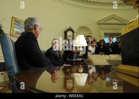 Singapore's Senior Minister Goh Chok Tong meets with U.S. President George W. Bush in the Oval Office of the White House in Washington on April 9, 2008.    (UPI Photo/Roger L. Wollenberg) Stock Photo