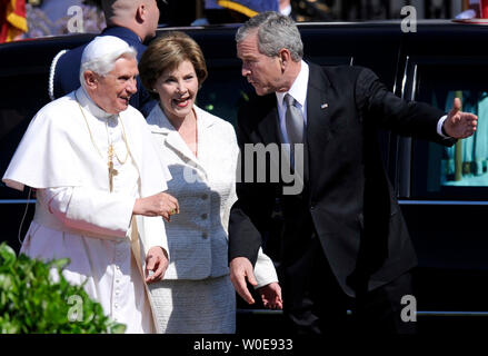 U.S. President George W. Bush and First Lady Bush welcome Pope Benedict XVI to an official welcoming ceremony on the South Lawn of the White House in Washington on April 16, 2008. This is the Pope's first visit to the United States and only the second visit in history by a Pope to the White House. (UPI Photo/Kevin Dietsch) Stock Photo