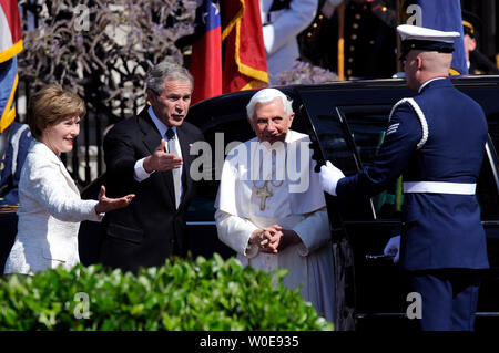 U.S. President George W. Bush and First Lady Bush welcome Pope Benedict XVI to an official welcoming ceremony on the South Lawn of the White House in Washington on April 16, 2008. This is the Pope's first visit to the United States and only the second visit in history by a Pope to the White House. (UPI Photo/Kevin Dietsch) Stock Photo