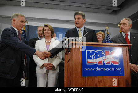 Democratic Governors Association (DGA) Chairmen Gov. Joe Manchin (D-WV) shakes hands with Democratic National Committee (DNC) Chairman Howard Dean, as Speaker of the House Nancy Pelosi (D-CA) (2nd L), Senate Majority Leader Harry Reid (D-NV) (R), and other Democratic Congressional leaders look on, at a press conference on the upcoming presidential election in November and presumptive Democratic presidential candidate Sen. Barack Obama (D-IL) at the DNC headquarters in Washington on June 10, 2008. (UPI Photo/Alexis C. Glenn) Stock Photo
