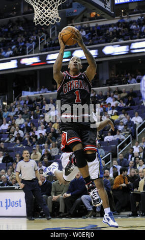 Chicago Bulls' Derrick Rose (1) dunks during the first half of Game 4 ...