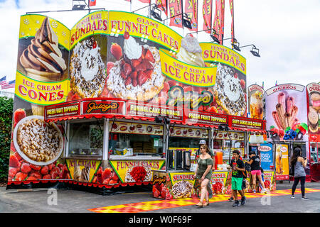 https://l450v.alamy.com/450v/w0f69f/food-stand-at-the-alameda-county-fair-in-pleasanton-california-w0f69f.jpg