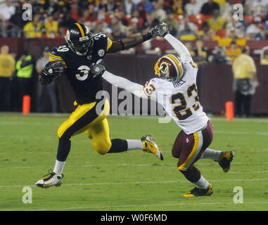 Pittsburgh Steelers running back Willie Parker (39) gains ten yard for a  first down by evading San Diego Chargers linebacker Jyles Tucker (94) in  the fourth quarter of the Steelers 11-10 win