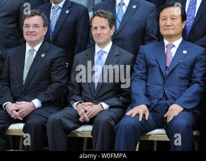 (L to R) Canada's Finance Minister Jim Flaherty, U.S. Treasury Secretary Tim Geithner and Jeung-Hyun Yoon, governor of the Bank of Korea, gather for the International Monetary and Financial Committee group photo during the IMF and World Bank Spring Meetings in Washington on April 24, 2010.  UPI/Alexis C. Glenn Stock Photo