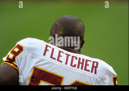 Washington Redskins linebacker London Fletcher (59) intercepts a