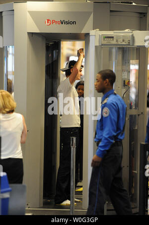 https://l450v.alamy.com/450v/w0g3gp/passengers-waiting-to-pass-through-security-watch-an-man-scanned-by-a-full-body-scanner-two-days-before-thanksgiving-at-ronald-reagan-washington-national-airport-in-arlington-virginia-on-november-23-2010-upiroger-l-wollenberg-w0g3gp.jpg