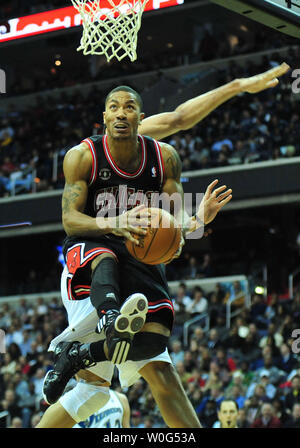 The Chicago Bulls' Derrick Rose (1) drives against the Boston Celtics ...