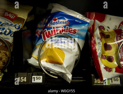 https://l450v.alamy.com/450v/w0gy55/twinkies-are-seen-for-sale-inside-vending-machine-in-washington-dc-on-november-21-2012-hostess-brands-the-maker-of-twinkies-wonder-bread-and-other-baked-goods-announced-on-wednesday-that-a-bankruptcy-court-approved-the-companys-closure-notifying-15000-workers-that-their-jobs-would-be-terminated-upikevin-dietsch-w0gy55.jpg