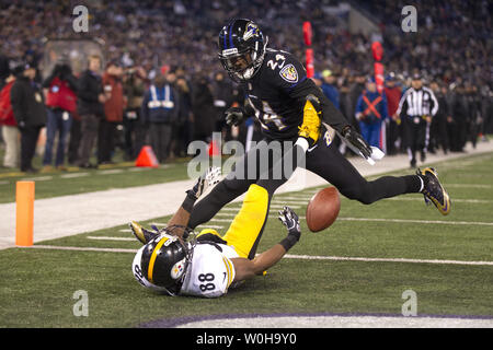 Pittsburgh Steelers wide receiver Emmanuel Sanders 88 makes a catch at practice during NFL football training camp at the team training facility in Latrobe Pa. on Monday July 29 2013 AP