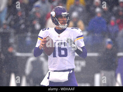 Minnesota Vikings quarterback Matt Cassel warms up before the start of an  NFL football game between the Minnesota Vikings and the New England  Patriots, Sunday, Sept. 14, 2014, in Minneapolis. (AP Photo/Jeff