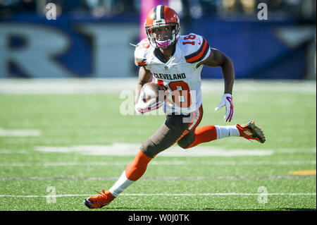 Chicago Bears wide receiver Taylor Gabriel (18) runs with the football  during pre game before the