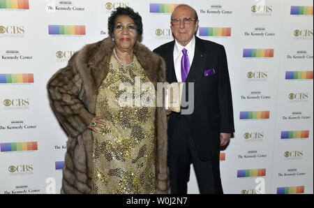 1994 Kennedy Center Honoree Aretha Franklin (L) and recording mogul Clive Davis pose for photographers on the red carpet as they arrive for an evening of gala entertainment at the Kennedy Center, December 6, 2015, in Washington, DC.  The Honors are bestowed annually on five artists for their lifetime achievement in the arts and culture.    UPI/Mike Theiler Stock Photo