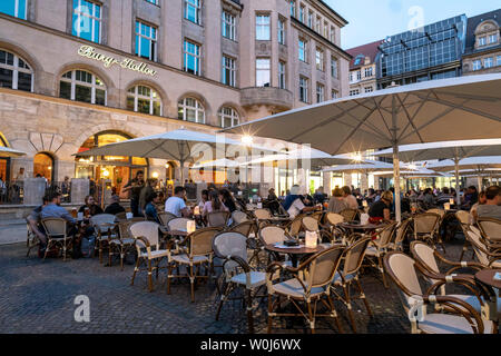 Straßencafe am Abend in der Innenstadt von Leipzig Stock Photo