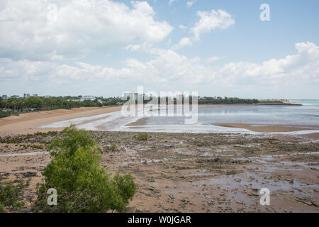 Rocky shoreline at northern end of paradise beach clareville sydney ...