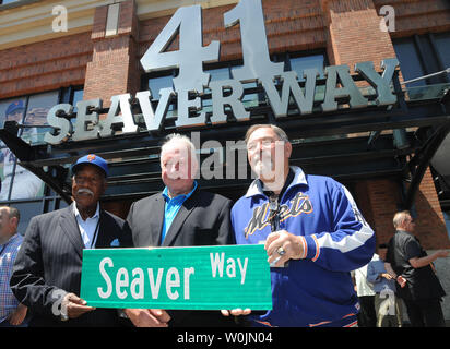 Tom Seaver Former players from the The New York Mets baseball team, who won  the 1969 World Series, join to help build Stock Photo - Alamy